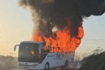 வெளிநாடொன்றில் இலங்கையர்களை ஏற்றிச் சென்ற பேருந்தில் தீ விபத்து