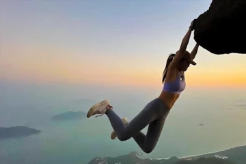 ஆபத்தான வகையில் புகைப்படங்களுக்கு போஸ் கொடுக்கும் அழகிக்கு நேர்ந்த பரிதாபம்