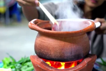 மண்பானையில் சாதம் வடித்து சாப்பிடுவதால் உடலில் என்ன மாதிரியான நன்மைகள் உண்டாகும் தெரியுமா?