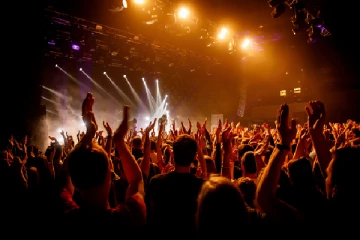 மதுபோதையில் இசை நிகழ்ச்சி மேடையில் ஏறிய பொலிஸ் உத்தியோகஸ்தர் கைது-காலிமுகத்திடலில் சம்பவம்