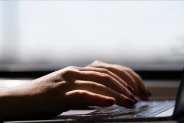 கனடாவில் வாழும் தெற்காசிய பெண்களில் பாதிக்கும் மேற்பட்டவர்கள் தங்கள் வேலையை விட முடிவு செய்துள்ளார்கள்: காரணம் என்ன?