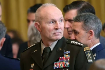 ඇමෙරිකානු හමුදා මාණ්ඩලික ප්‍රධානියාට තනතුරෙන් ඉවත්වන ලෙසට නියෝග