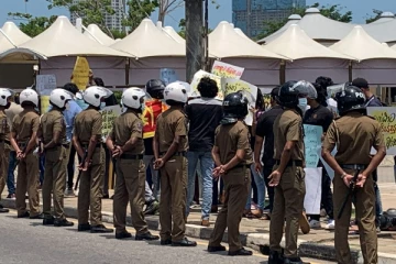 நாடாளுமன்ற வீதியில் கடும் பாதுகாப்பு!  ஒன்றுதிரண்டுள்ள பொதுமக்கள்  (Video)