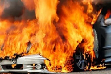 මෝටර් රථයක් හදිසියේම ගිනි ගනී