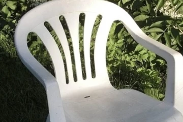 பிளாஸ்டிக் நாற்காலிகளில் இருக்கும் துளைகளுக்கான காரணம் என்ன தெரியுமா?