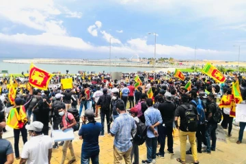 காலி முகத்திடலில் திரண்ட மக்கள் பாரிய போராட்டம்- கலகமடக்கும் காவல்துறை மற்றும் அதிரடிப்படையினர் குவிப்பு!