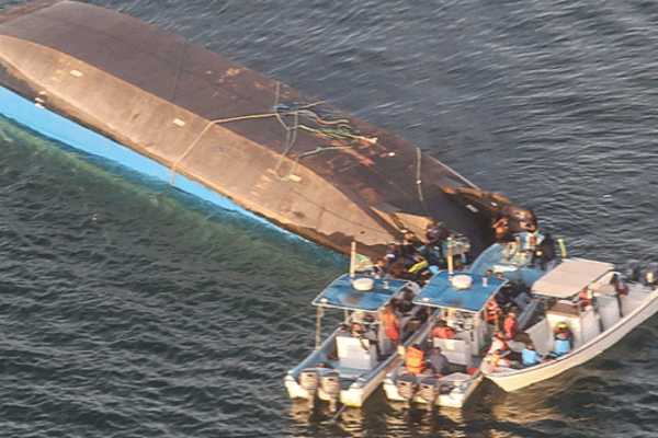 நடுக்கடலில் கவிழ்ந்த படகு - 11 பேர் பலி ; பலர் மாயம்...! | 11 Dead Nine Missing Boat Sinks In West Indonesia