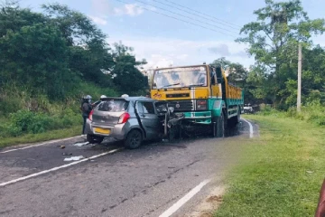 விபத்தில் சிக்கிய கொழும்பிலிருந்து யாழ் நோக்கி பயணித்த ஹையர்ஸ் ரக வாகனம்