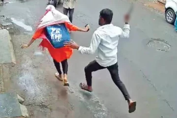 நடுரோட்டில் அரிவாளுடன் துரத்திய நபர் - ஓட்டம் பிடித்த கல்லுாரி மாணவி...தர்ம அடி கொடுத்த பொதுமக்கள்..!