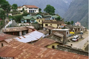 උමන් මාර්ගයක් නිසා නගරයක්ම ගිලාබසින භයානක සිදුවීම..(PHOTOS)