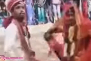 நடுரோட்டில் பொண்ணும் மாப்பிளையும் தன்னை மறந்து செய்த வேலை… இன்ப அதிர்ச்சியில் உறைந்த உறவினர்கள்!