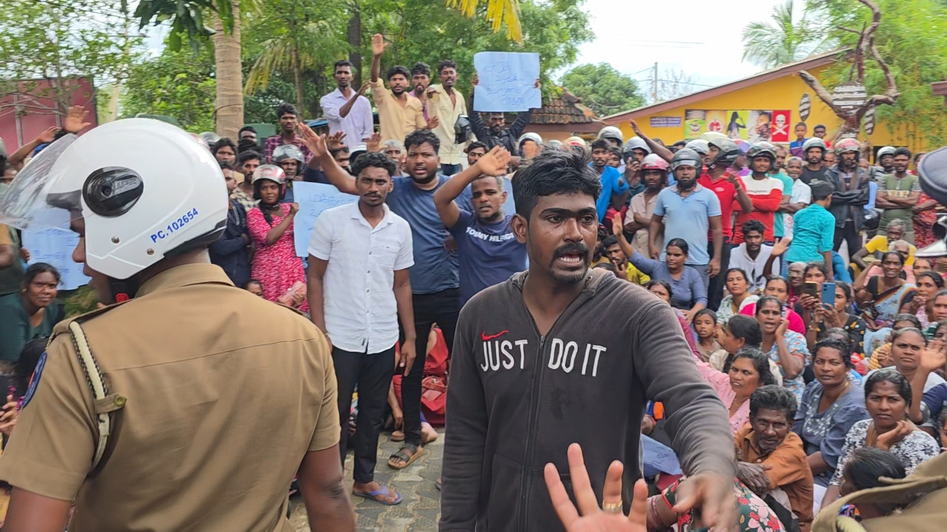 வெருகல் பிரதேச செயலாளரை இடமாற்றம் செய்யுங்கள்! நிவாரணம் கிடைக்காததால் வீதிக்கிறங்கிய பொதுமக்கள் 3 Gallery