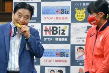 ஒலிம்பிக் பதக்கத்தைக் கடித்த மேயர்: புது பதக்கம் கொடுக்கும்  ஒலிம்பிக் குழு!