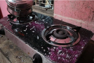 விசுவமடுவில் மஞ்சள் நிற எரிவாயு பயன்பாட்டாளரின் அடுப்பு வெடிப்பு! (Photos)