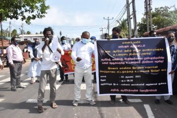 மன்னாரில் பல்வேறு கோரிக்கைகளை முன்வைத்து அதிபர்கள் மற்றும் ஆசிரியர்கள் ஆர்ப்பாட்டம்