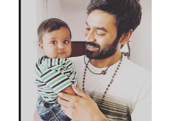செல்வராகவன் மகனை அள்ளிக்கொஞ்சும் சித்தப்பா தனுஷ் - ரசிகர்கள் மகிழ்ச்சி | Dhanush With Selvaragavan Born Baby Photo Viral