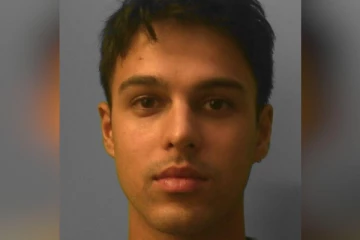 இங்கிலாந்தில் சக மாணவிகள் நால்வரை பாலியல் வன்கொடுமை; மாணவருக்கு 25 ஆண்டுகள் சிறை