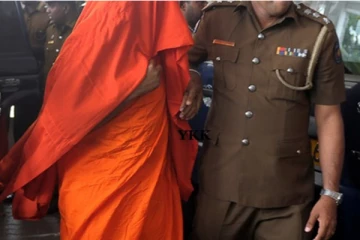 பௌத்த பிக்குவை மரத்தில் கட்டி வைத்து தாக்கிய மக்கள்! வெளியான காரணம்