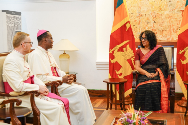PM bids farewell to Vatican envoy