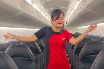 ஆளில்லாத விமானத்தில் குத்தாட்டம் போட்ட இளம் பெண்.... குவியும் லைக்ஸ் மழை