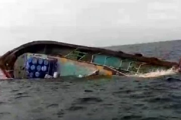 படகு மூழ்கி பயங்கர விபத்து - குழந்தைகள் உட்பட 49 பேர் பலி, 140 பேர் மாயம்!