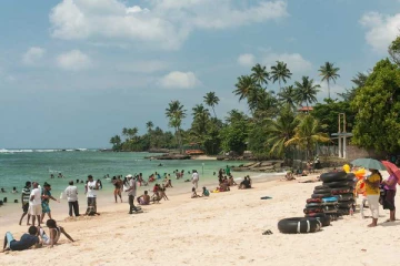 கடற்கரையில்  பதின்மவயது  மாணவ மாணவிகள் உல்லாசம்; 40 பேர் சிக்கினர்!
