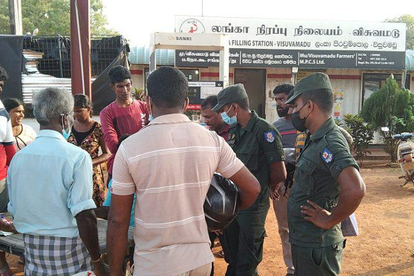 குடும்ப பங்கீட்டு அட்டை மற்றும் அடையாள அட்டை பிரதிக்கு எரிவாயு சிலிண்டர் விநியோகம் (Photos) | Distribution Gas Per Family Card And Id Card Copy