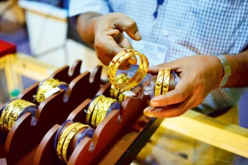 රත්තරන්වලටත් නරක කාලයක් - කැරට් 24 රන් පවුමක් ලක්ෂ හතර පැන්න ගමන් මෙරට රත්තරන් අලෙවිය කඩා වැටෙයි