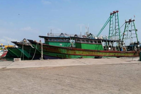 இலங்கையில் நேற்றிரவு அதிரடியாக கைது செய்யப்பட்ட 43 இந்திய மீனவர்கள்! | 43 Indian Fishermen Arrest In Sri Lanka Last Night இலங்கையில் நேற்றிரவு அதிரடியாக கைது செய்யப்பட்ட 43 இந்திய மீனவர்கள்! | 43 Indian Fishermen Arrest In Sri Lanka Last Night