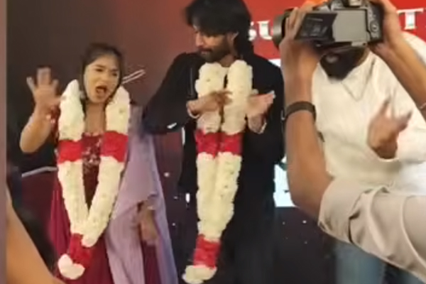கழுத்தில் மாலையுடன் கம்ருதின், பார்வதி போட்ட ஆட்டம்... வைரலாகும் புகைப்படம் | Kamrudin Paaru Dance On Stage Fans Meet