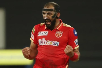 தோனியை அவுட் செய்த வீரர்.. முகக்கவசம் அணிந்து விளையாடியது ஏன்? சோகப்பின்னணி