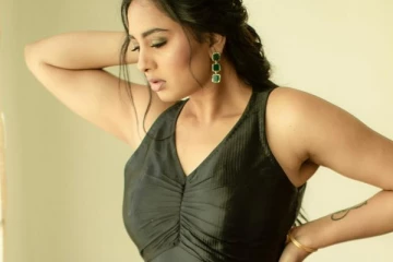 ஹாட் ஸ்லீவ்லெஸ் உடையில் ஸ்ருஷ்டி டாங்கே -அழகிய போட்டோஷூட்