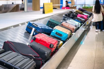 விமானநிலைய அதிகாரிகளுக்கு அதிர்ச்சி கொடுத்த இரு பெண்கள்!