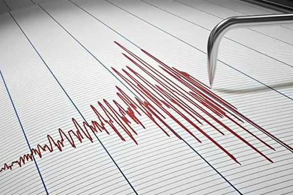வெளிநாடொன்றில் திடீரென ஏற்பட்ட நிலநடுக்கம்: அச்சத்தில் சாலையில் தஞ்சமடைந்த மக்கள் | Earthquake In Afghanistan People Stay Road In Fear