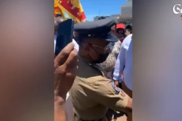 අරගලයට පොලිස් නිළධාරියාගේ පැමිණීම පොලීසියට බරපතළ අපකීර්තියක්.. පොලිස් මාධ්ය ප්රකාශක කාරයාලයෙන් නිවේදනයක්.... (VIDEO)