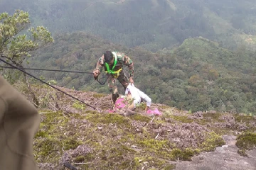 மலை பகுதியில் பெண்ணின் சடலத்தை மீட்க சென்ற இராணுவ சிப்பாய் உயிரிழப்பு