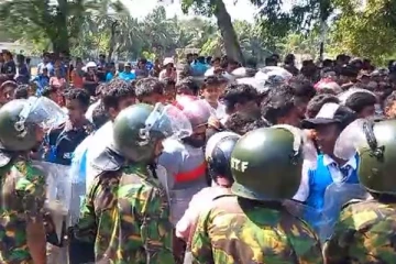 பாடசாலை மாணவனின் உயிரிழப்பு : திருக்கோவில் வைத்தியசாலையை முற்றுகையிட்ட மக்கள்