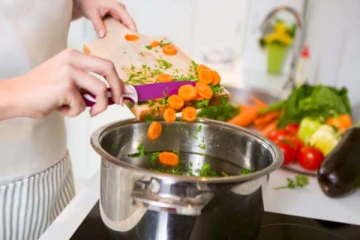 சமைக்கும் போது இந்த தவறை செய்யாதீங்க! சத்துக்கள் கொஞ்சம் கூட கிடைக்காது