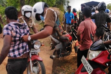 எரிபொருள் நிலையத்திற்கு அருகில் வாள்களுடன் மூவர் கைது