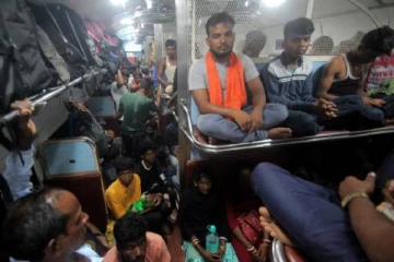 பாத்ரூம் போறதுக்கு கூட வழி இல்ல; வடமாநிலத்தவர்கள் அட்டூழியம் - ரயிலை நிறுத்திய பயணிகள்