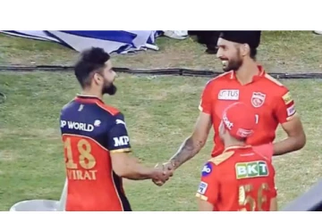 பெங்களூரு அணியின் தோல்விக்கு காரணமான வீரரை கை கொடுத்து பாராட்டிய கோஹ்லி! கமெராவில் பதிவான காட்சி