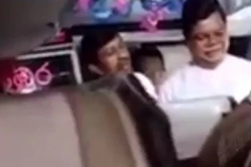 பேருந்தில் ஏறிய அமைச்சருக்கு நேர்ந்த பரிதாப நிலை