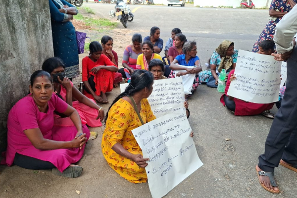 ஜனாதிபதி வீதியில் நடக்கிறார் ; வட மாகாண ஆளுநர் அலுவலகத்தை முற்றுகையிட்டு போராட்டம் | Protest By Besieging The Northern Governor Office