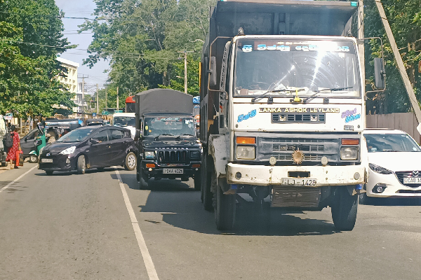 வவுனியாவில் வீதியை மறித்து பொதுமக்கள் போராட்டம் (Photo) | Public Protest Across The Road In Vavuniya