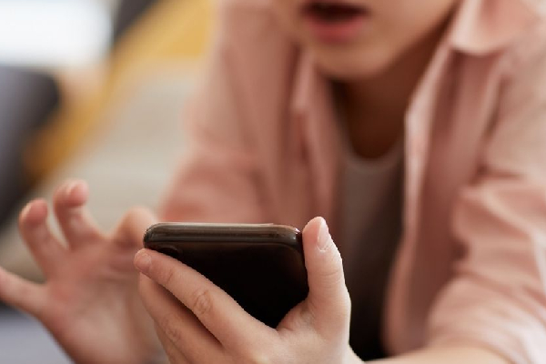 சீனாவில் கைத்தொலைபேசி வெடித்து சிறுவன் காயம் | Boy Injured In Exploding Mobile Phone In China