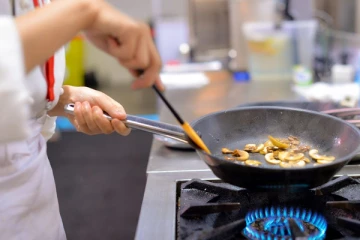 எரிவாயு சிலிண்டர் விலை அதிகரிப்பு; மூடப்பட்ட ஹோட்டல்கள்