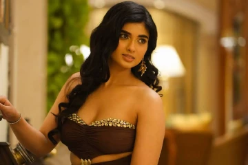 உச்சக்கட்ட கிளாமர் லுக்கில் நடிகை பிரக்யா நாக்ரா!! புகைப்படங்கள்...