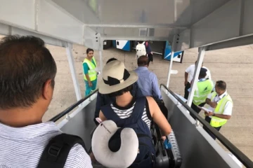 கட்டுநாயக்க விமான நிலையத்தில் அதிரடியாக கைது செய்யப்பட்ட பிரபல நடிகரின் மனைவி