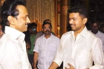 25 ஆண்டுகளுக்கு முன்! திடீரென வைரலாகும் தளபதி விஜய் ஸ்டாலினுடன் எடுத்து கொண்ட புகைப்படம்!