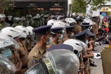 காலி முகத்திடலில் மாபெரும் பேரணி- அலரிமாளிகைக்கு முன் குவிக்கப்பட்ட காவல்துறை!